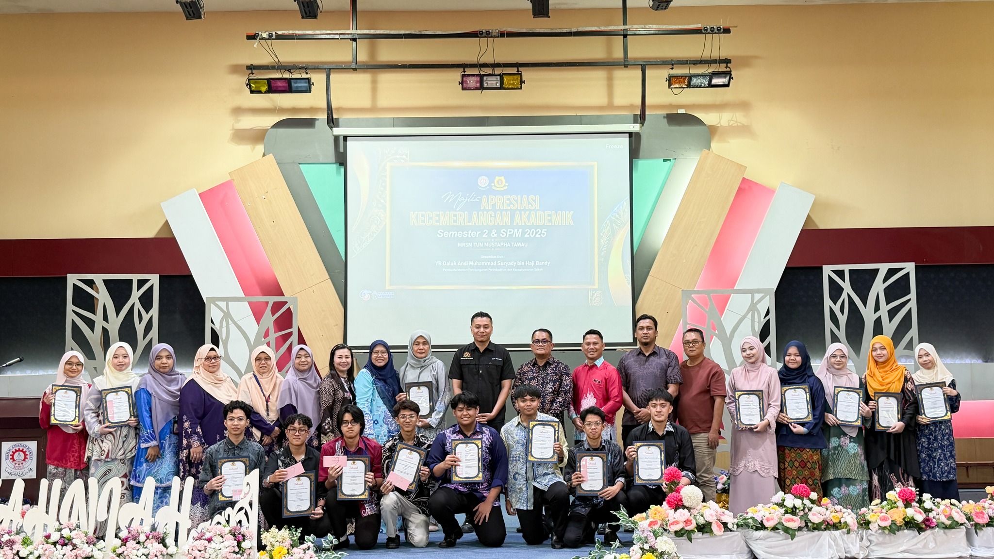 Andi Suryady rasmi Majlis Anugerah Kecemerlangan Akademik MRSM Tun Mustapha Tawau