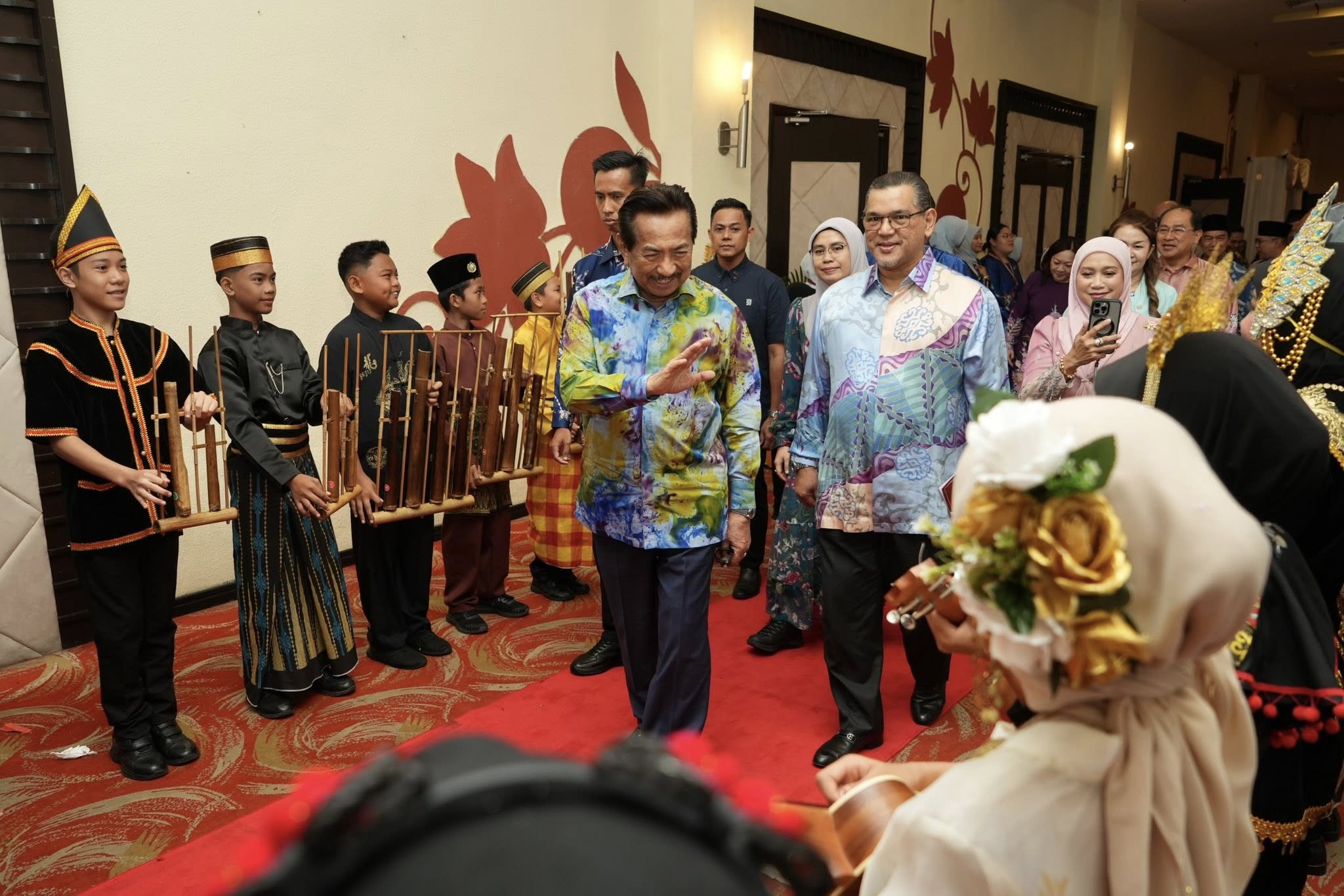 TYT Tun Musa Aman santuni kanak-kanak pada program di Tawau