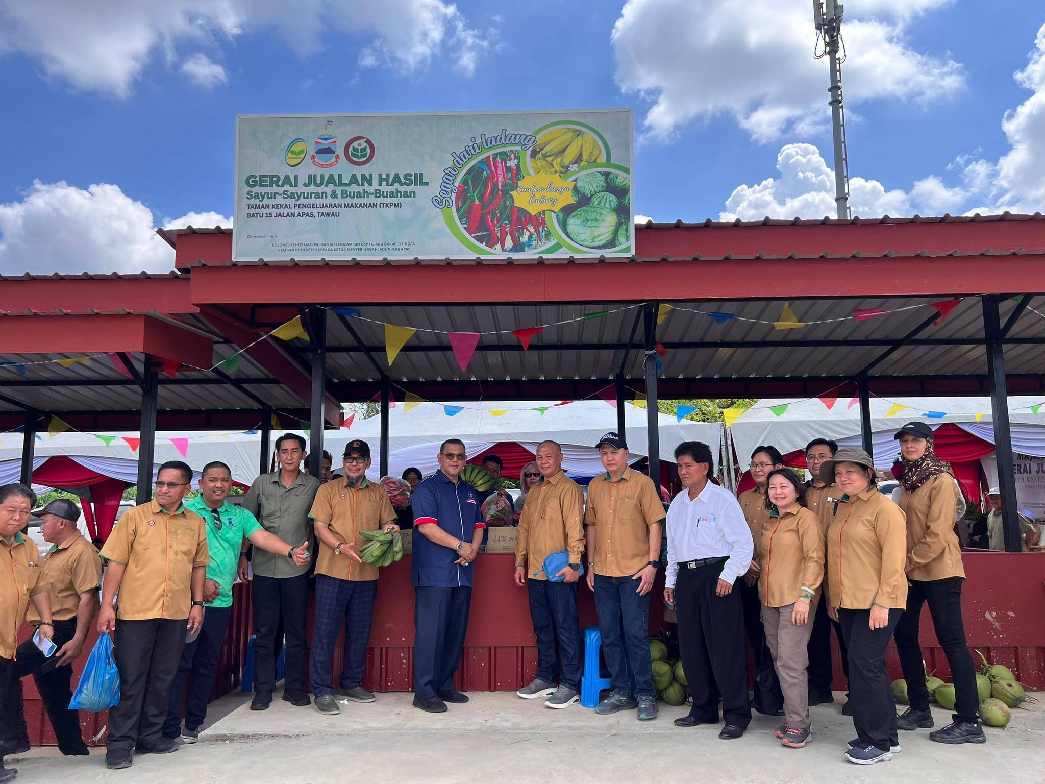 Nizam rasmikan Gerai Jualan Hasil TKPM Tawau di Batu 13 Jalan Apas