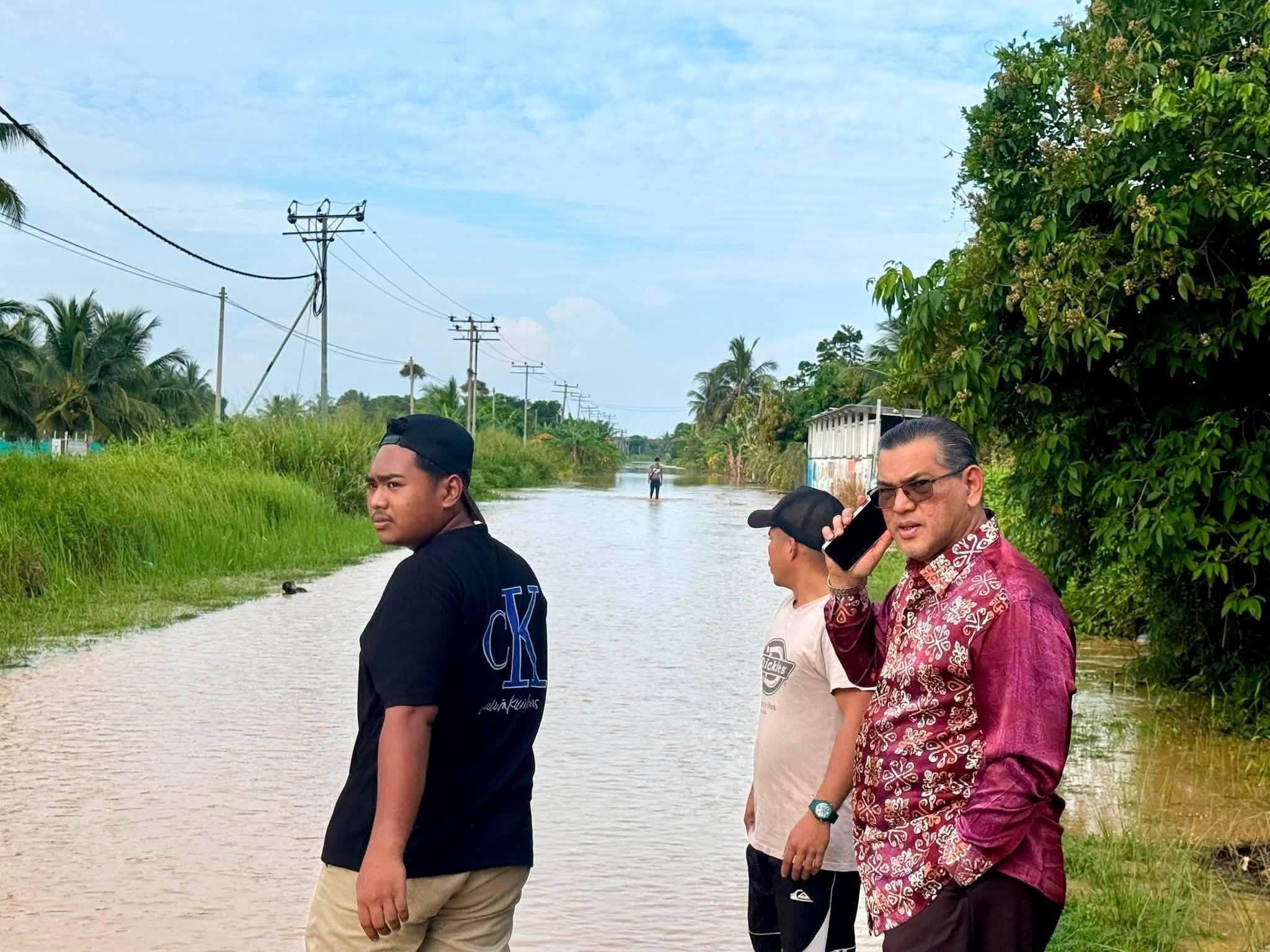 Nizam turun padang tinjau kawasan banjir di Kampung Apas Parit