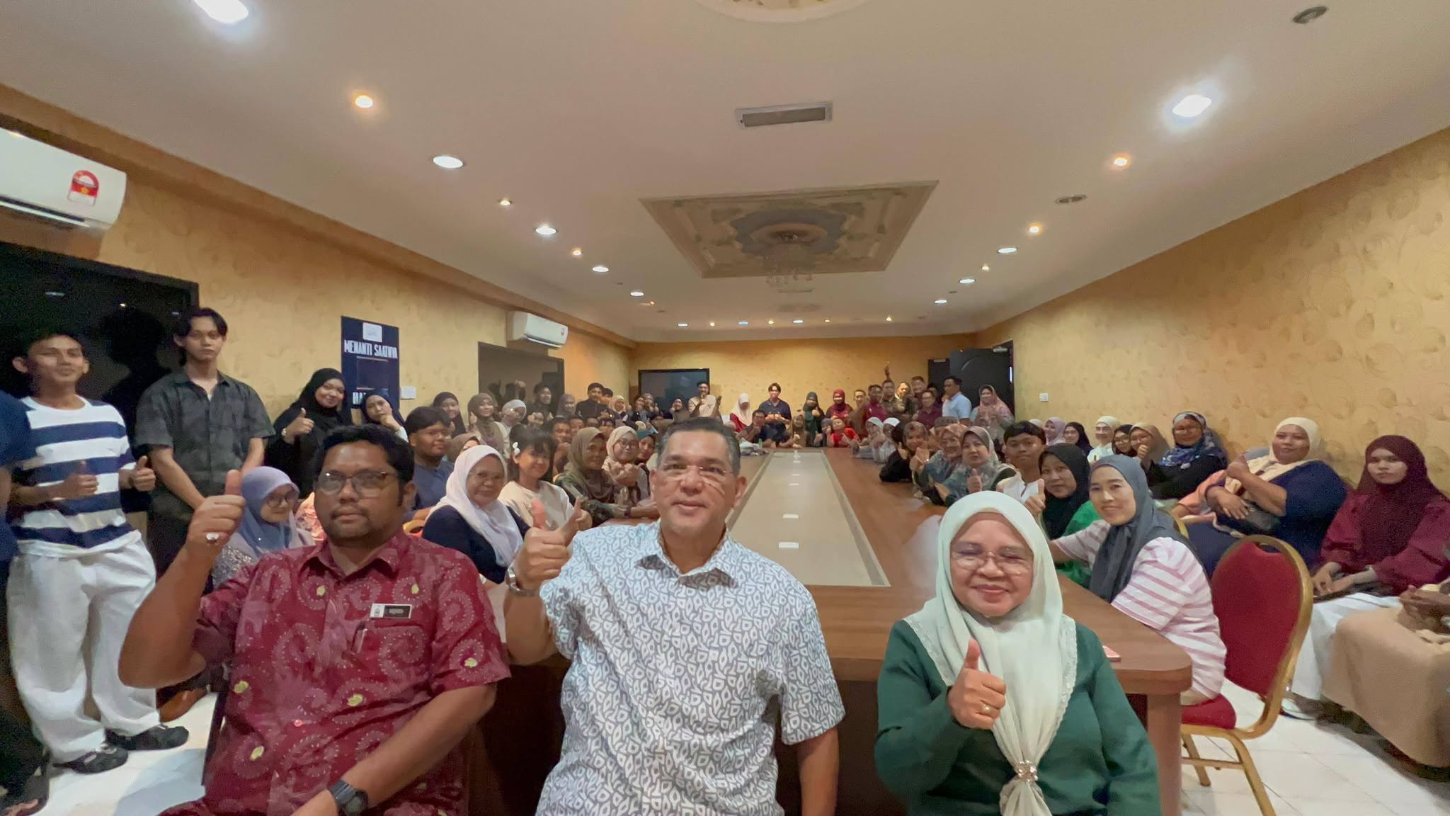 Nizam sampaikan bantuan pendidikan tinggi kepada 114 pelajar Apas
